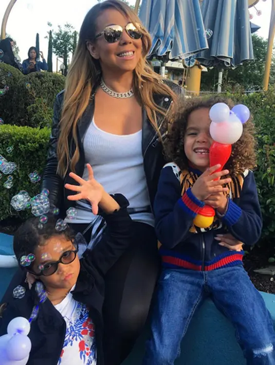 Di akun Instagram miliknya, Mariah mengunggah sebuah foto yang memperlihatkan kebersamaannya dengan sang mantan suami, Nick dan kedua buah hatinya yang kembar. (Instagram/mariahcarey)