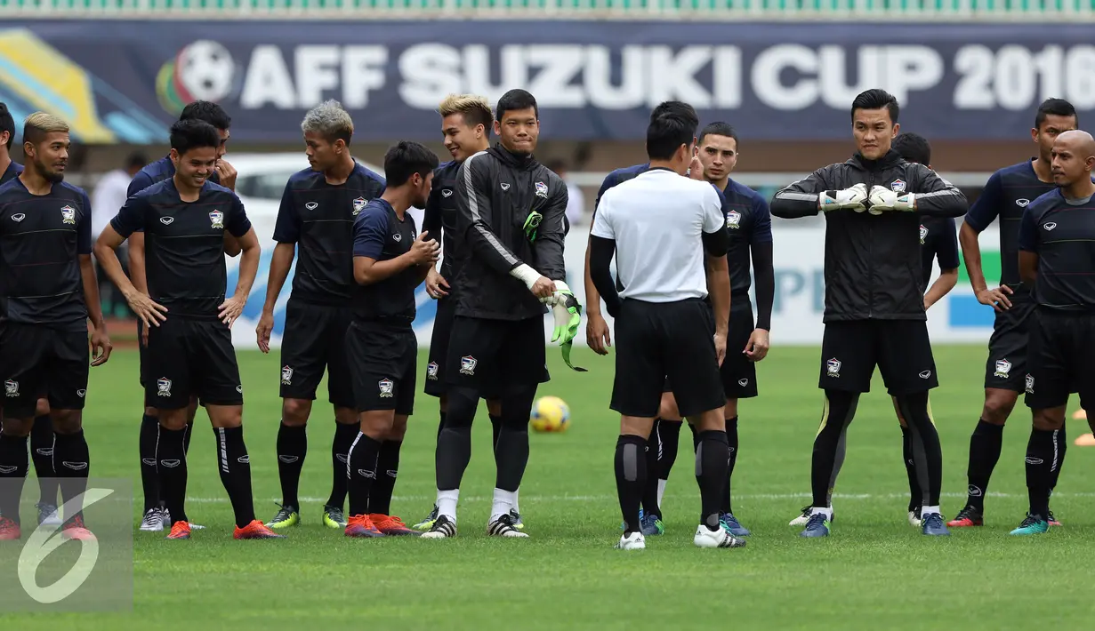 Pemain Thailand menyimak arahan pelatih, Kiatisuk Senamuang jelang latihan resmi di Stadion Pakansari, Bogor, Selasa (13/12). Thailand akan melakoni laga tandang final Piala AFF 2016 melawan Indonesia, Rabu (14/12). (Liputan6.com/Helmi Fithriansyah)