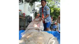 Harga per kilogram kolangkaling dijual berkisar Rp8.000 dan Rp10 ribu. Dibanding hari-hari biasanya, selama bulan Ramadan ini penghasilan bisa melonjak 100 persen, Jakarta, Selasa (1/7/2014) (Liputan6.com/Miftahul Hayat)