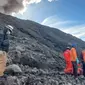 Proses evakuasi dan pencarian para pendaki di Gunung Marapi, Sumatera Barat terhambat erupsi susulan. (Handout / BASARNAS / AFP)