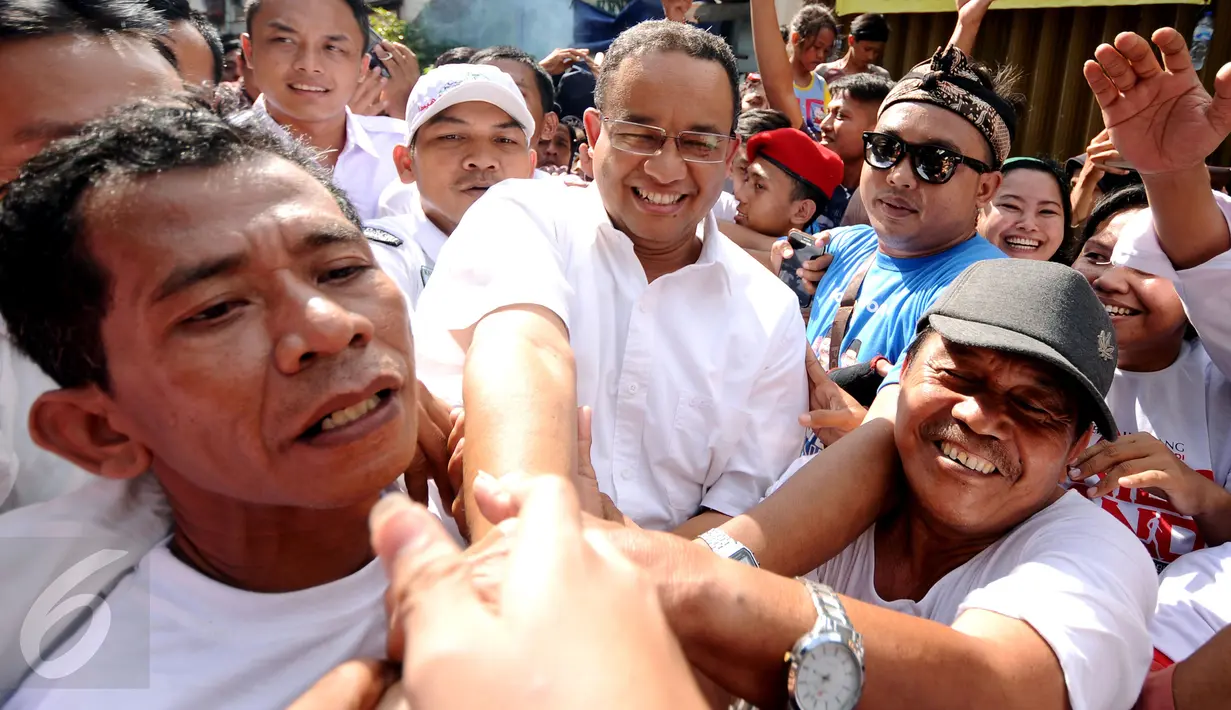 Warga berebut menyalami Cagub DKI Jakarta, Anies Baswedan (tengah) jelang sosialisasi di kawasan Jatipulo, Palmerah, Jakarta, Rabu (15/3). Dihadapan warga, Anies mensosialisasikan rencana program kerjanya jika terpilih. (Liputan6.com/HelmiFithriansyah)