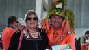 Dengan berpakaian ala petani, sepasang suporter Belanda bersiap menyaksikan laga perdana Grup B Piala Dunia 2014 di Fonte Nova Arena, Salvador, Brasil, (14/6/2014). (AFP PHOTO/Damien Meyer)