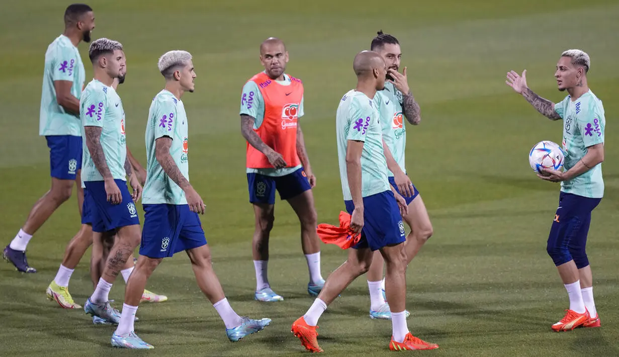 <p>Pemain Brasil Antony (kanan) berbicara dengan rekan satu timnya saat sesi latihan di Stadion Grand Hamad, Doha, Qatar, 29 November 2022. Brasil akan menghadapi Kamerun dalam pertandingan sepak bola Grup G Piala Dunia 2022 pada 2 Desember. (AP Photo/Andre Penner)</p>