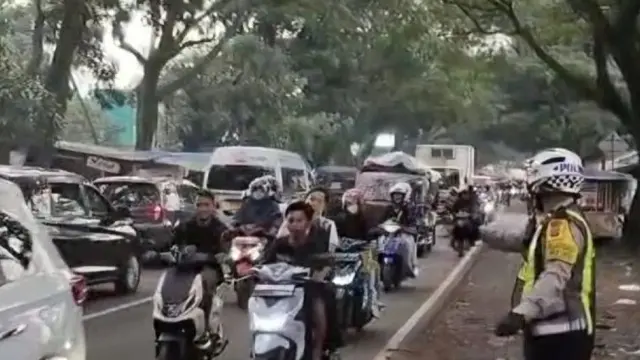 Pihak kepolisian melakukan rekayasa lalu lintas berupa penerapan sistem satu arah atau one way untuk mengatasi lonjakan volume kendaraan yang memadati jalur Bandung-Cianjur pada H+2 Lebaran.
