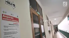 Petugas membersihkan area kamar calon jemaah haji di di Gedung E, Asrama Haji Pondok Gede, Jakarta, Kamis (4/7/2019). Panitia Penyelenggara Ibadah Haji embarkasi Pondok Gede siap menyambut jemaah haji kloter pertama DKI Jakarta yang dijadwalkan tiba pada Sabtu (6/7). (merdeka.com/Iqbal S Nugroho)