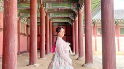 Salah satu tempat yang ia kunjungi adalah istana yang ada di Korea Selatan. Istana tempo dulu ini menjadi salah satu spot foto yang memang menjadi destinasi wisata pilihan saat ke Korea Selatan. Tidak lupa dalam liburannya ini ia juga mengenakan hanbok untuk jalani pemotretan. (Liputan6.com/IG/@fuji_an)