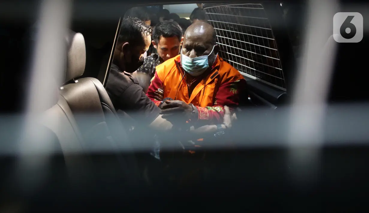 Gubernur Papua nonaktif, Lukas Enembe saat masuk mobil tahanan Komisi Pemberantasan Korupsi (KPK) usai menjalani pemeriksaan perdana pasca penahanan, Gedung Merah Putih KPK, Jakarta, Kamis (12/1/2023). Lukas Enembe akan ditahan selama 20 hari pertama hingga 30 Januari 2023 dalam kasus dugaan suap dan gratifikasi. (Liputan6.com/Helmi Fithriansyah)