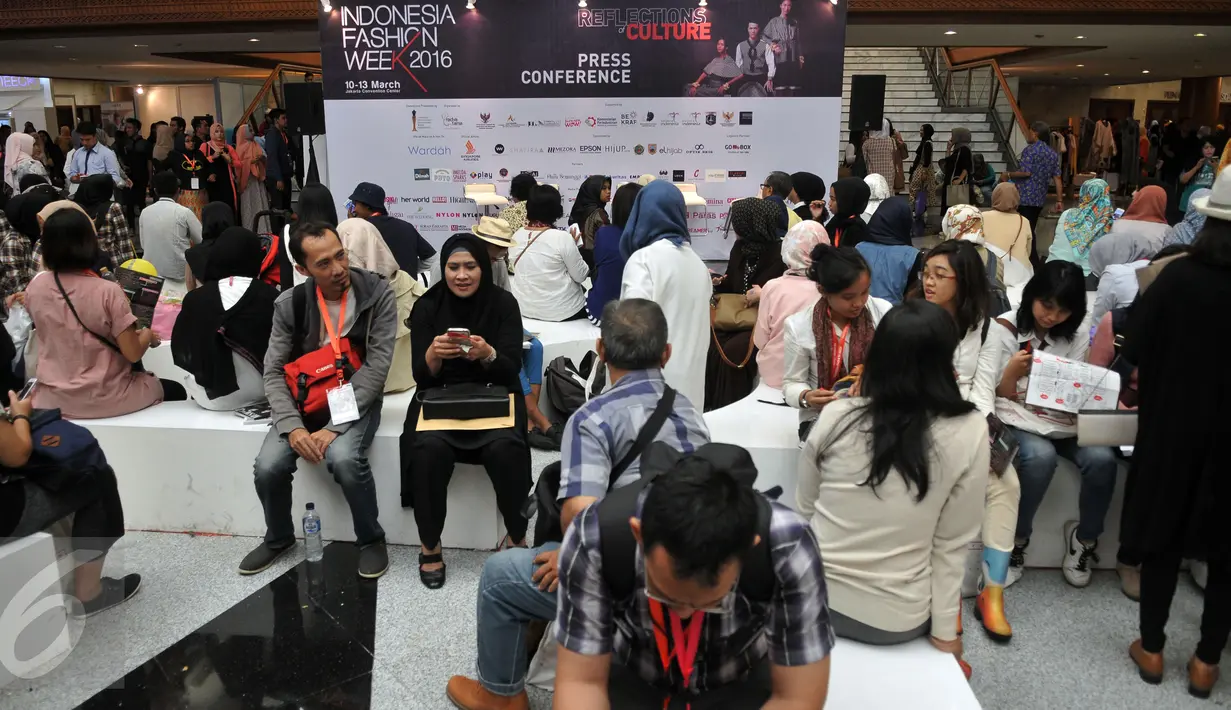 Suasana keramaian pengunjung salah satu Booth Indonesia Fashion Week hari Kedua di Jakarta Convention Centre (JCC), (11/3). Terdapat 39 pergelaran busana, 487 label busana serta 12.000 pakaian yang di bawakan oleh para model. (Liputan6.com/Johan Tallo)