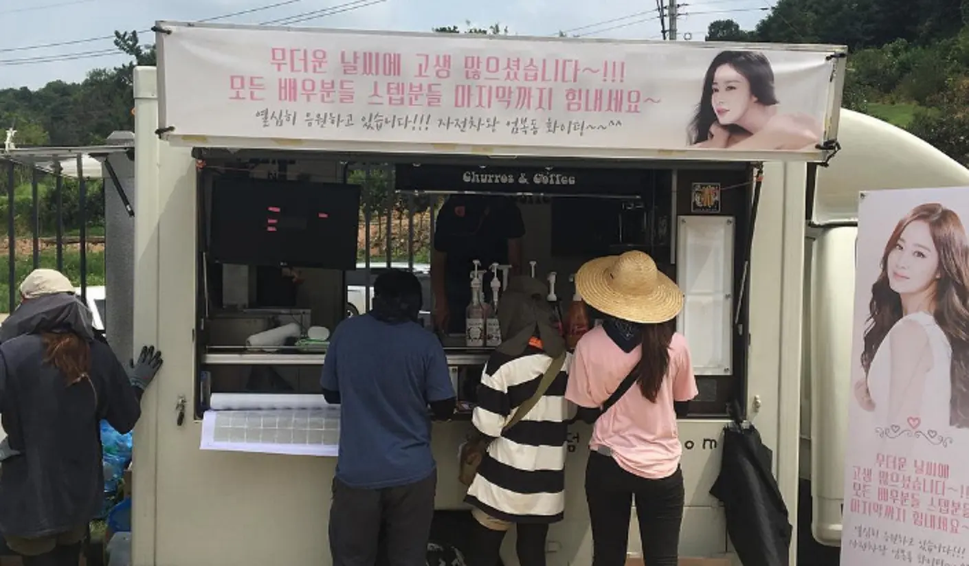 Mobil makanan yang diberikan Kim Tae Hee ke lokasi syuting Rain (Soompi)