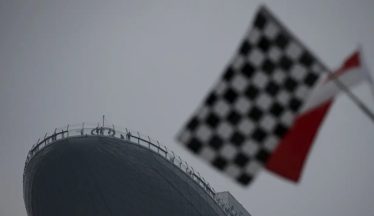 Sejumlah orang melihat saat berada di Marina Bay Sands 'langit taman observatorium dek jelang kejuaraan F1 grand prix Singapura (16/9/2015). Kejuaraan akan berlangsung pada malam hari tanggal 18 september 2015. (REUTERS/Edgar Su)