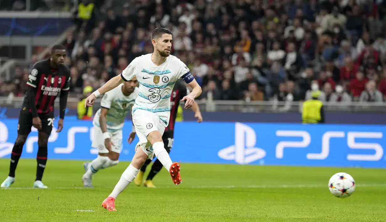 Namun keputusan tak dapat diubah. Jorginho yang maju sebagai eksekutor mampu menaklukkan Ciprian Tatarusanu untuk membawa Chelsea unggul 1-0. (AP/Antonio Calanni)