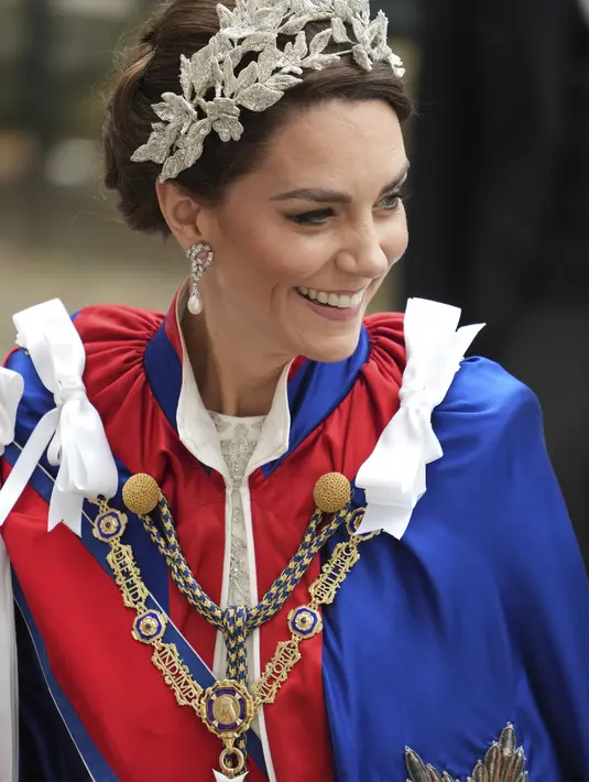Sang Putri Wales datang dengan mengenakan headpiece dari  Jess Collett x Alexander McQueen yang terlihat cantik. (Dan Charity/Pool Photo via AP)