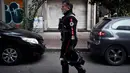 Seorang penggemar cerita dan film Star Wars mengenakan kostum saat parade yang disebut "Hari Pelatihan" di Paseo de la Reforma, Meksiko, pada Sabtu 15 Oktober 2022. Beragam kostum bertema Star Wars dikenakan para penggemar dalam parade tersebut. (ALFREDO ESTRELLA/AFP)