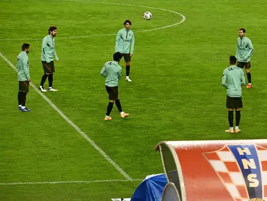 Para pemain Portugal melakukan latihan jelang laga UEFA Nations League di Stadion Poljud, Senin (16/11/2020). Portugal akan berhadapan dengan Kroasia. (AFP/Denis Lovrovic)