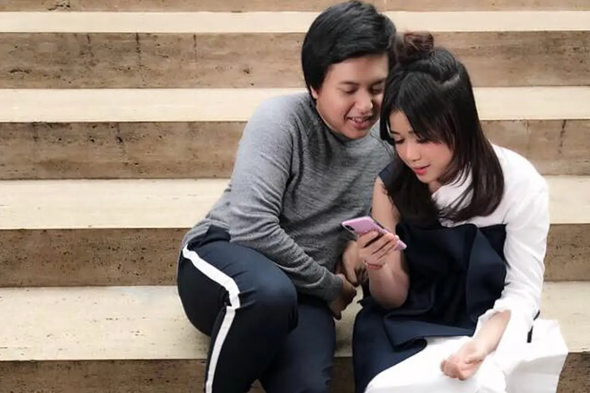 [Bintang] Brisia Jodie dan Arsy Widianto Rilis Dengan Caraku Versi Akustik