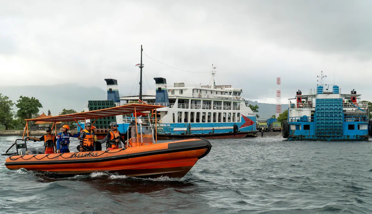 Untuk diketahui, KMP Tunu Pratama Jaya dinyatakan tenggelam di Selat Bali, Rabu (2/7/2025) malam. (Dicky Bisinglasi/AFP)