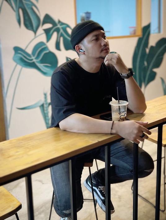 Pria yang dulunya pernah menjadi pegawai bank ini ternyata punya lini bisnis baru di bidang kuliner. (FOTO: instagram.com/anggawijaya88)