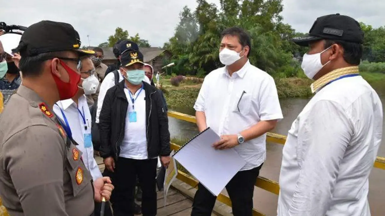 Menko Perekonomian Airlangga Hartarto saat melakukan peninjauan ke Kabupaten Kapuas dan Pulang Pisau, Sabtu (27/6/2020). (Istimewa)