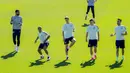 Para pemain Spanyol menghadiri sesi latihan tim di Las Rozas Madrid, Spanyol, Senin (5/7/2021). Spanyol akan bermain melawan Italia pada pertandiangan semifinal Euro 2020. (AP Photo/Manu Fernandez)