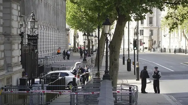 Sebuah mobil menabrak gerbang Downing Street 10 di London, Inggris, Kamis (25/5/2023). Peristiwa ini tidak ditangani sebagai aksi terorisme. (Ben Hatton/PA via AP)