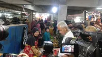 Calon presiden nomer urut 3, Ganjar Pranowo&nbsp;menyambangi Pasar Induk Wonosobo, Jawa Tengah, Senin (18/12/2023). (Foto:Liputan6/Muhammad Radityo Priyasmoro)