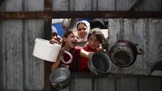 Anak-anak Palestina memberi isyarat saat mereka mengantre untuk mengambil makanan di titik distribusi makanan gratis di kamp pengungsi Nuseirat, Jalur Gaza tengah, pada 3 April 2025. (Eyad BABA/AFP)