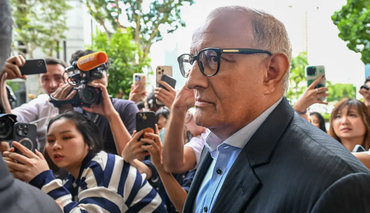 Hadiah-hadiah yang diterima Iswaran termasuk tiket Grand Prix Formula 1, sepeda Brompton T-line, alkohol, dan tumpangan jet pribadi. (ROSLAN RAHMAN/AFP)