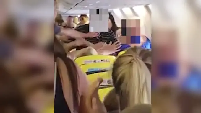 Detik-detik perkelahian yang terjadi di maskapai Ryanair (Dokumentasi Pribadi/Lucy Morris) 