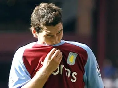 Aston Villa&#039;s player Gareth Barry during the match against Manchester City of the Barclays Premier League game at Villa Park in Birmingham on August 17, 2008. AFP PHOTO/IAN KINGTON