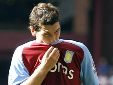 Aston Villa's player Gareth Barry during the match against Manchester City of the Barclays Premier League game at Villa Park in Birmingham on August 17, 2008. AFP PHOTO/IAN KINGTON