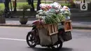 Warga membawa bahan makanan dengan sepeda motor saat melintas di kawasan Tangerang, Banten, Rabu (16/2/2022).Bank Indonesia (BI) memperkirakan terjadi penurunan harga komoditas atau deflasi pada Februari 2022. (Liputan6.com/Angga Yuniar)