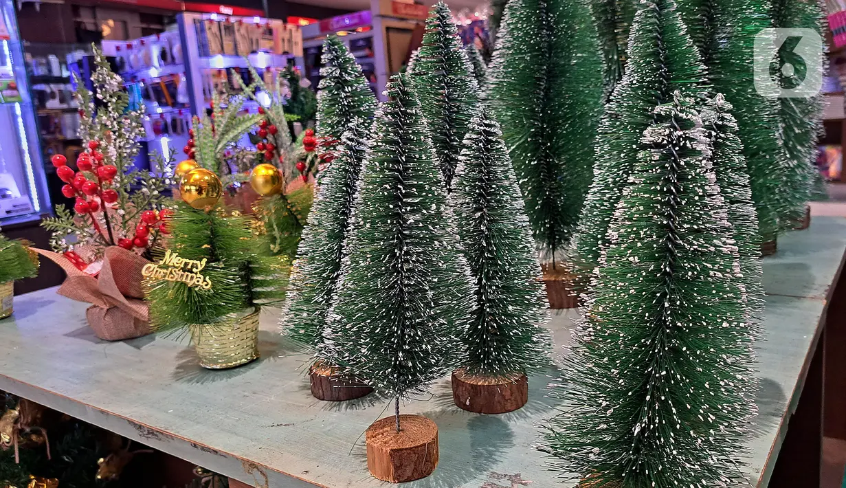 Pernak-pernik Natal dijual di salah satu toko di Pasar Baru, Jakarta, Selasa (13/12/2022). Dua pekan jelang perayaan Natal, penjualan pernak-pernik mulai terlihat di sejumlah toko di Jakarta, diskon bahkan diberikan untuk menarik perhatian pembeli seperti yang dilakukan toko di kawasan Pasar Baru ini. (Liputan6.com/Johan Tallo)
