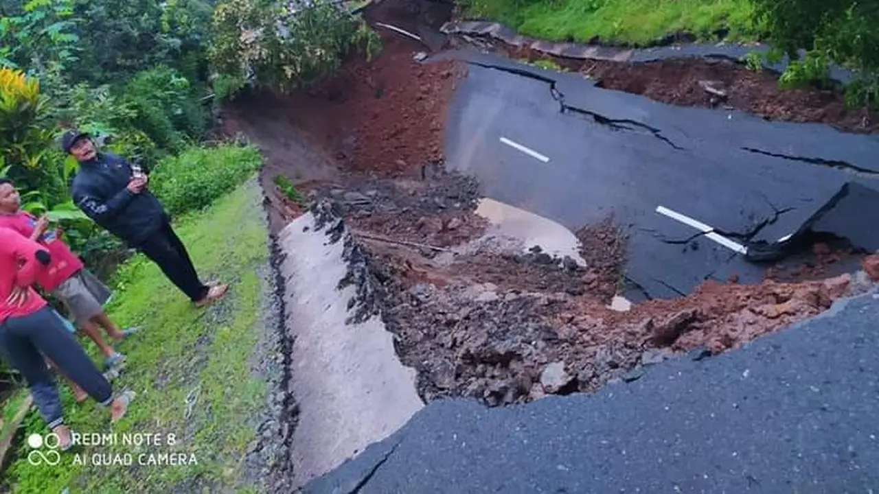 Jalur Kebumen-Wonosobo Lumpuh Akibat Ambles Sedalam 10 M Panjang 20 M. (Foto: Liputan6.com/Polres Kebumen)