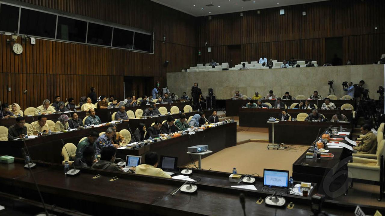 KPU & Bawaslu 'Disidang' Komisi II DPR