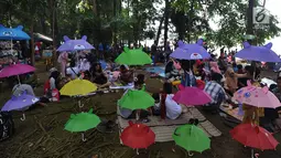 Warga berkumpul memadati hutan penelitian CIFOR saat tradisi Cucurak, di Kota Bogor, Minggu (13/5). Selain makan bersama, Cucurak merupakan tradisi saling memaafkan agar bisa memasuki bulan puasa dalam kondisi bersih. (Merdeka.com/Arie Basuki)