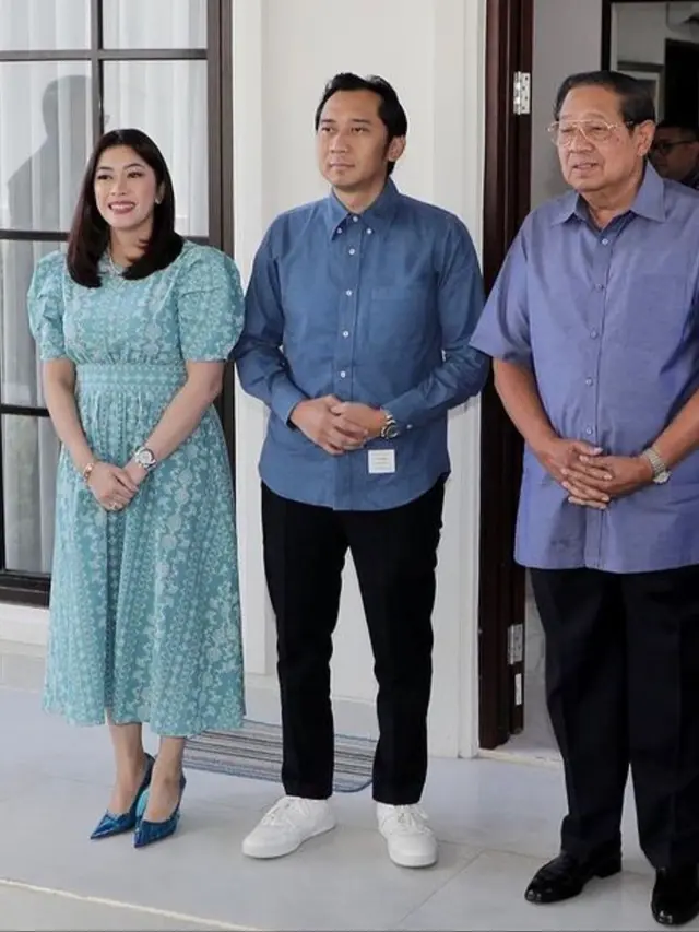 Adu gaya Annisa Pohan dengan Aliya Rajasa saat mendampingi SBY temui Prabowo Subianto. (Dok: Instagram @annisayudhoyono)