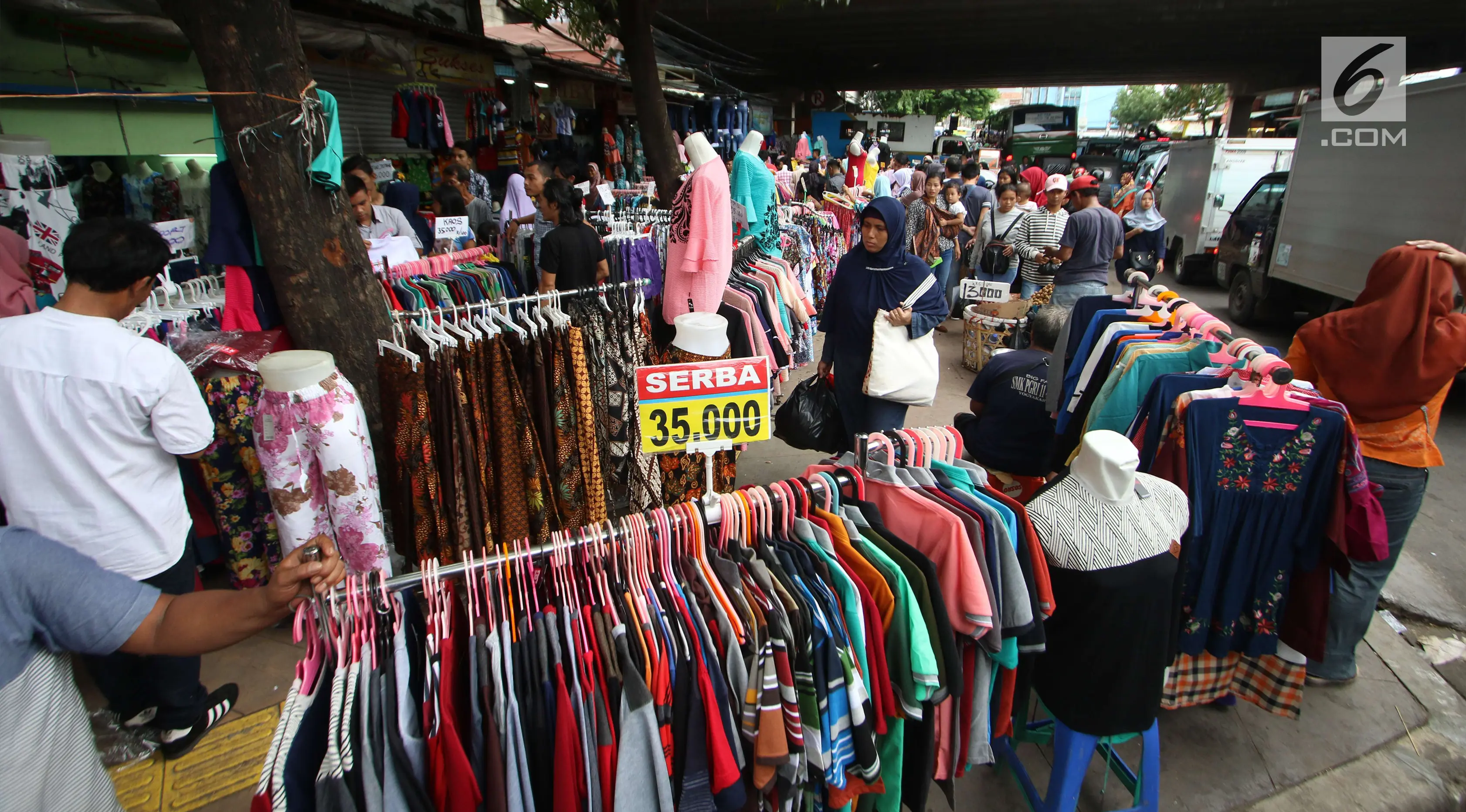 Sejumlah pedagang kaki lima berjualan diatas trotoar di Jalan Kebon Jati, Tanah abang, Sabtu (23/12). Banyaknya PKL yang berjualan di trotoar membuat sulit para pejalan kaki yang melintas. (Liputan6.com/Angga Yuniar)