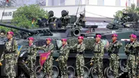 Prajurit TNI AL mengikuti upacara perayaan Hari Korps Marinir TNI AL yang ke-70 di Markas Marinir Cilandak, Jakarta Selatan, (15/11/2015). Pada dirgahayunya kali ini mengusung tema 'Kuat Bersama Rakyat Berkarakter Maritim'. (Liputan6.com/Helmi Afandi)