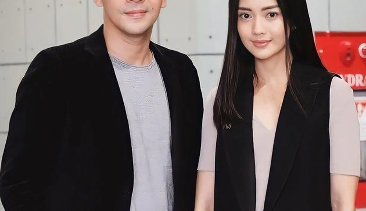 Belum lama ini, Ijonk menjadi bintang tamu acara yang dipandu oleh Dewi Perssik, Rian Ibram, Caren Delano dan Nassar. Dalam acara tersebut, Ijonk secara tidak langsung mengakui hubungannya dengan Ririn. [Instagram/ririnijonk_support]