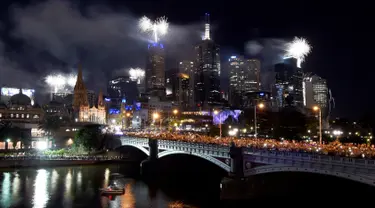 Kembang api menghiasi langit di sepanjang Sungai Yarra pada malam Tahun Baru di Melbourne. (01/1/2018). Langit di kota Sydney juga dihujani sekitar 13 ribu kembang api jenis shell dan 30 ribu kembang api jenis komet. (AFP Photo / Mal Fairclough)