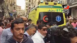 Ambulan didatangkan setelah ledakan di Gereja Koptik St. George, Kota Tanta, Minggu (9/4). Presiden Abdel Fattah al-Sisi mengumumkan Mesir dalam keadaan darurat selama tiga bulan menyusul dua serangan bom di gereja Koptik. (AL-MASRY AL-YOUM via AP)