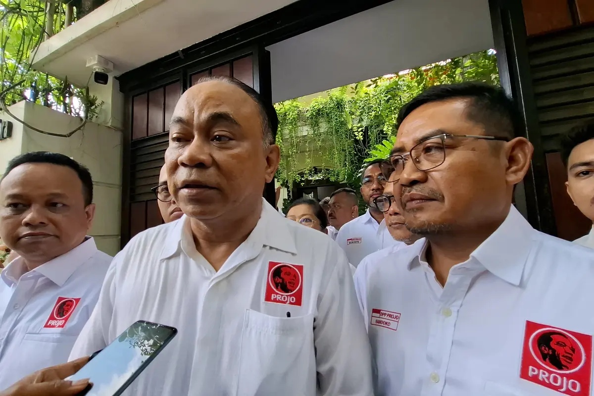 Mantan Menteri Koperasi Kabinet Merah Putih yang juga Ketua Umum (Ketum) Relawan Pro Jokowi (Projo) Budi Arie Setiadi, sowan ke kediaman pribadi Presiden ke-7 RI Joko Widodo atau Jokowi di Solo, Jumat (24/10/2025) (Liputan6.com/Fajar Abrori)