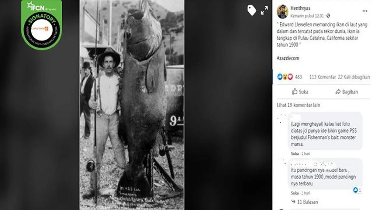 Gambar Tangkapan Layar Foto Lawas Seorang Nelayan Memamerkan Tangkapan Ikan