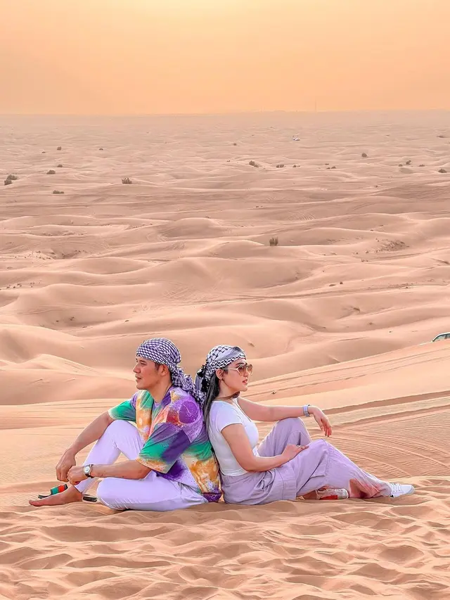6 Potret Bulan Madu Via Vallen dan Chevra di Dubai, Romantis di Gurun Pasir