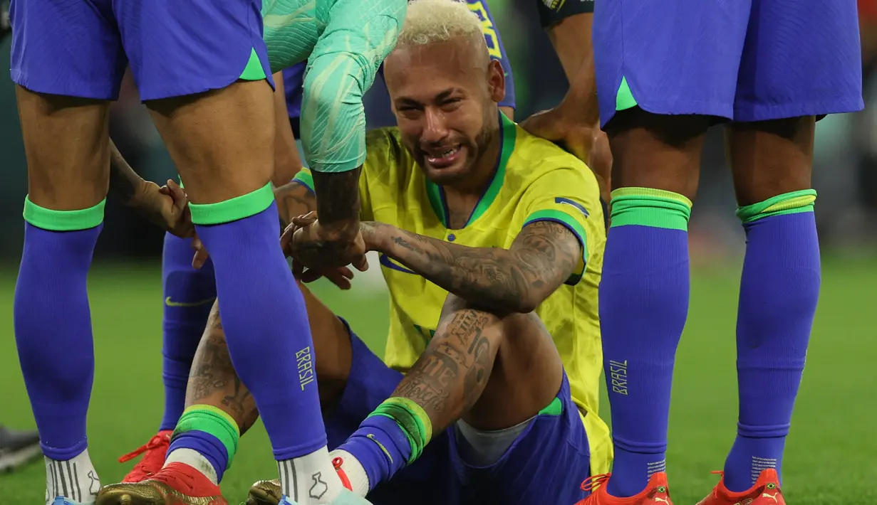 Penyerang Brasil #10 Neymar menangis setelah timnya kalah  dari Kroasia pada perempat final Piala Dunia 2022 di Stadion Education City, Sabtu (10/12/2022) dini hari WIB. Kroasia unggul 4-2 setelah bermain 1-1 selama 120 menit. (Adrian DENNIS / AFP)