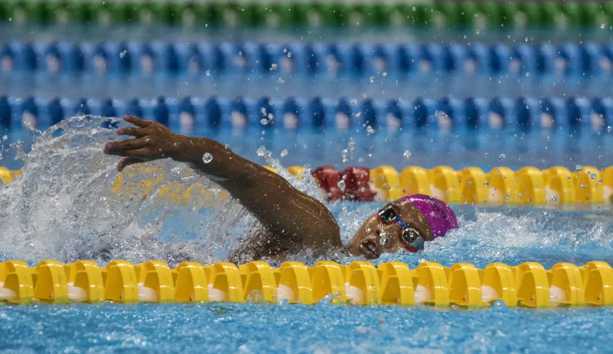 Perenang Indonesia, Syuci Indriani, beradu cepat saat tampil pada renang nomor 200 meter gaya bebas Asian Para Games di Stadion Aquatic Senayan, Jakarta, Minggu (7/10/2018). Syuci berhasil meraih medali perunggu. (Bola.com/Vitalis Yogi Trisna)