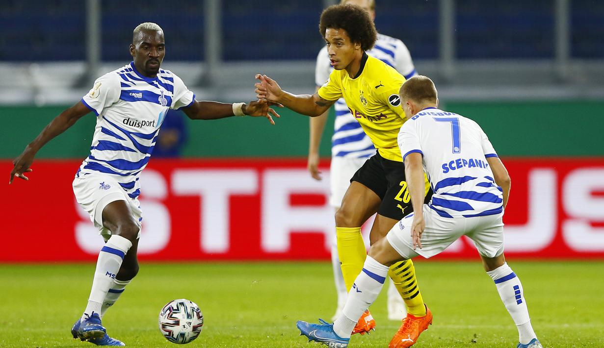 Gelandang Borussia Dortmund, Axel Witsel, berebut bola dengan gelandang MSV Duisburg, Lukas Scepanik, pada laga DFB-Pokal di Schauinsland-Reisen-Arena, Selasa (15/9/2020). Borussia Dortmund menang 5-0 atas MSV Duisburg. (AFP/Thilo Schmulgen/pool)