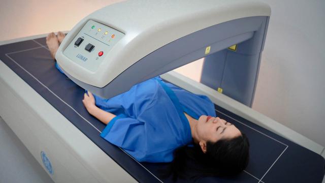 Pemeriksaan BMD adalah pemeriksaan yang berfungsu untuk mengukur kepadatan tulang juga mendeteksi dini risiko osteoporosis.
