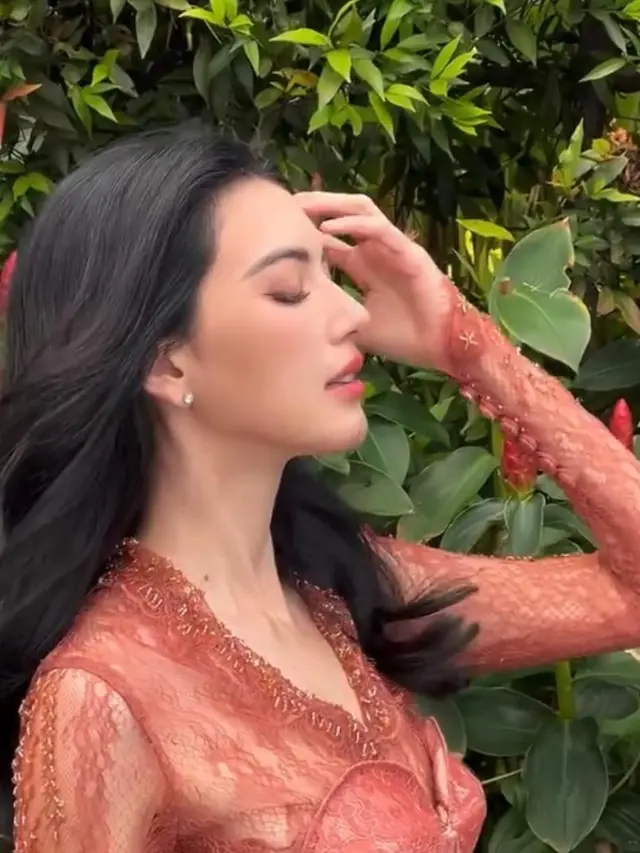 6 Gaya Melokal Aktris Thailand Davika Hoorne Pakai Kebaya sambil Makan Jajanan Pasar saat Tiba di Jakarta