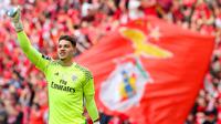 Kiper Benfica, Ederson, saat tampil melawan Vitoria Guimaraes pada laga Liga Portugal di Stadion Luz, Lisbon, Sabtu (13/5/2017). (EPA/Antonio Cotrim)
